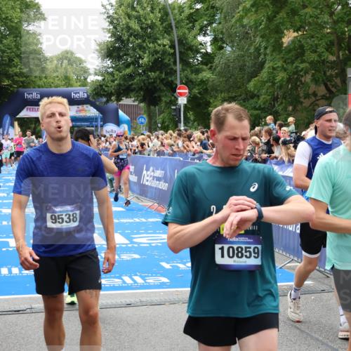 29.06.2025 - hella hamburg halbmarathon Zöllner http://msf.ph/oto/8206333 29.06.2025 10:48:47 Ziel 1094, 1884, 1892, 2442, 9482, 11519, 12533, 14511, 15384, 17007, 17127 meine-sportfotos.de