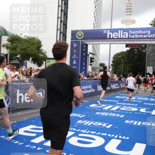 29.06.2025 - hella hamburg halbmarathon Michael Strokosch http://msf.ph/oto/8206334 29.06.2025 10:45:05 Ziel 1171, 1424, 1520, 2890, 3917, 6266, 7709, 7843, 9030, 9710, 10741, 11688, 13919, 15334, 16058, 17381, 17382, 17544, 18055 meine-sportfotos.de
