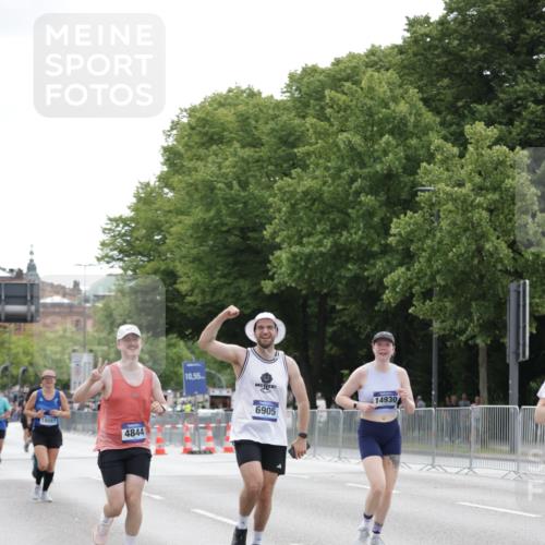 29.06.2025 - hella hamburg halbmarathon Jannik Wohlers http://msf.ph/oto/8206346 29.06.2025 10:26:03 Lombardsbrücke 1300, 3617, 4267, 4268, 4315, 4844, 6905, 7929, 8357, 8942, 11107, 12126, 12826, 12827, 13264, 14930, 15807, 17712, 18087 meine-sportfotos.de