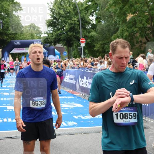 29.06.2025 - hella hamburg halbmarathon Zöllner http://msf.ph/oto/8206347 29.06.2025 10:48:48 Ziel 1094, 1884, 1892, 2442, 9482, 11519, 12533, 14511, 15384, 16653, 17007, 17127 meine-sportfotos.de