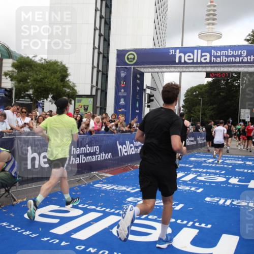 29.06.2025 - hella hamburg halbmarathon Michael Strokosch http://msf.ph/oto/8206375 29.06.2025 10:45:05 Ziel 1171, 1424, 1520, 2890, 3917, 6266, 7709, 7843, 9030, 9710, 10741, 11688, 13919, 15334, 16058, 17381, 17382, 17544, 18055 meine-sportfotos.de
