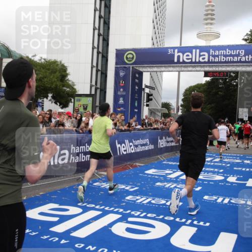 29.06.2025 - hella hamburg halbmarathon Michael Strokosch http://msf.ph/oto/8206404 29.06.2025 10:45:06 Ziel 1171, 1424, 1520, 3917, 4997, 6266, 7709, 7843, 9710, 10741, 11688, 13919, 15334, 15365, 16058, 17381, 17544, 18055 meine-sportfotos.de