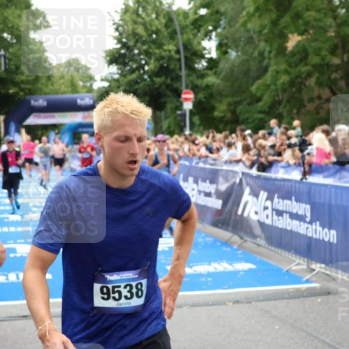 29.06.2025 - hella hamburg halbmarathon Zöllner http://msf.ph/oto/8206414 29.06.2025 10:48:49 Ziel 1094, 1884, 1892, 2442, 9482, 11519, 12533, 15309, 15384, 16653, 17007, 17127 meine-sportfotos.de