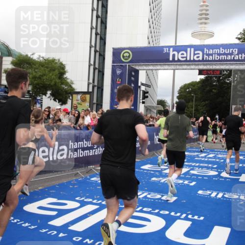 29.06.2025 - hella hamburg halbmarathon Michael Strokosch http://msf.ph/oto/8206431 29.06.2025 10:45:07 Ziel 1171, 1424, 3917, 4997, 6266, 7709, 7843, 9710, 10313, 10741, 11688, 13919, 15334, 15365, 16058, 17381, 17544 meine-sportfotos.de