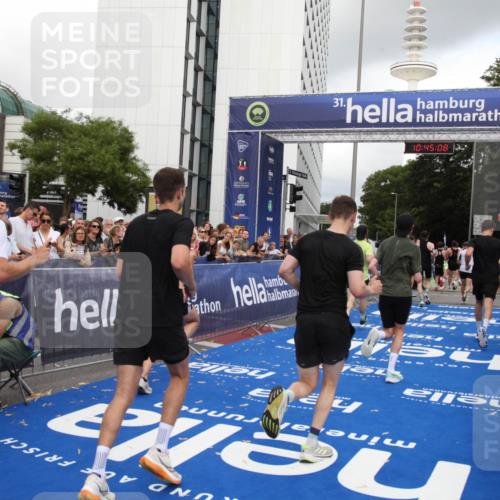 29.06.2025 - hella hamburg halbmarathon Michael Strokosch http://msf.ph/oto/8206457 29.06.2025 10:45:07 Ziel 1171, 1424, 3917, 4997, 6266, 7709, 7843, 9710, 10313, 10741, 11688, 13919, 15334, 15365, 16058, 17381, 17544 meine-sportfotos.de