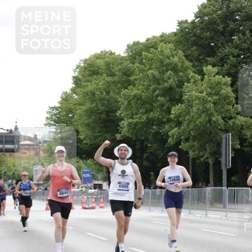 29.06.2025 - hella hamburg halbmarathon Jannik Wohlers http://msf.ph/oto/8206464 29.06.2025 10:26:03 Lombardsbrücke 1300, 3617, 4267, 4268, 4315, 4844, 6905, 7929, 8357, 8942, 11107, 12126, 12826, 12827, 13264, 14930, 15807, 17712, 18087 meine-sportfotos.de