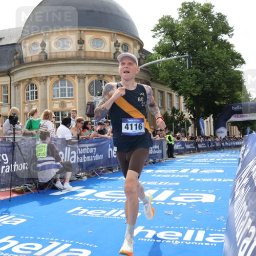 29.06.2025 - hella hamburg halbmarathon Strokosch-Dieckow http://msf.ph/oto/8206474 29.06.2025 10:17:10 Ziel 4116 meine-sportfotos.de