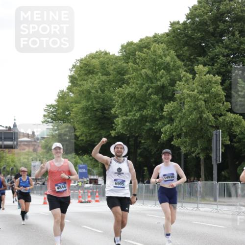 29.06.2025 - hella hamburg halbmarathon Jannik Wohlers http://msf.ph/oto/8206506 29.06.2025 10:26:03 Lombardsbrücke 1300, 3617, 4267, 4268, 4315, 4844, 6905, 7929, 8357, 8942, 11107, 12126, 12826, 12827, 13264, 14930, 15807, 17712, 18087 meine-sportfotos.de