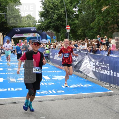 29.06.2025 - hella hamburg halbmarathon Zöllner http://msf.ph/oto/8206514 29.06.2025 10:48:52 Ziel 1094, 1884, 1892, 2442, 9482, 11519, 12421, 12533, 13009, 15309, 16653, 17007, 18873 meine-sportfotos.de