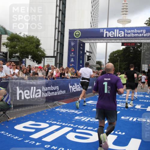 29.06.2025 - hella hamburg halbmarathon Michael Strokosch http://msf.ph/oto/8206517 29.06.2025 10:45:08 Ziel 1171, 2270, 3917, 4997, 6266, 7709, 7843, 9710, 10313, 10741, 11688, 13919, 15334, 15365, 16058, 16689, 17381, 17544 meine-sportfotos.de