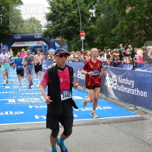 29.06.2025 - hella hamburg halbmarathon Zöllner http://msf.ph/oto/8206528 29.06.2025 10:48:52 Ziel 1094, 1884, 1892, 2442, 9482, 11519, 12421, 12533, 13009, 15309, 16653, 17007, 18873 meine-sportfotos.de