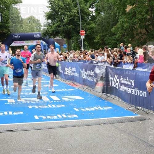 29.06.2025 - hella hamburg halbmarathon Zöllner http://msf.ph/oto/8206554 29.06.2025 10:48:53 Ziel 1094, 1884, 1892, 9482, 9661, 11519, 12421, 12533, 13009, 13976, 15309, 16653, 17007, 18873 meine-sportfotos.de