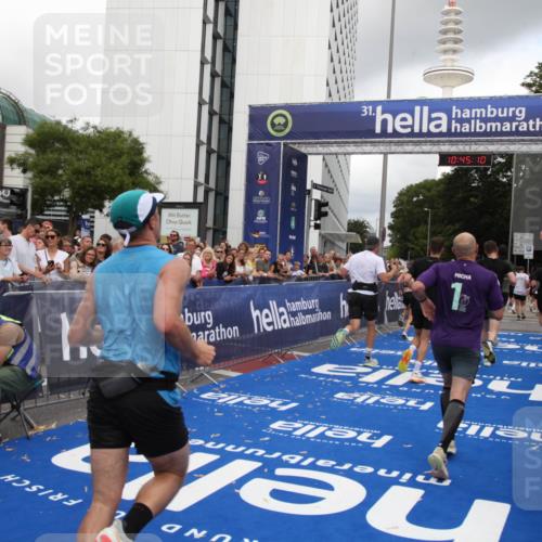 29.06.2025 - hella hamburg halbmarathon Michael Strokosch http://msf.ph/oto/8206558 29.06.2025 10:45:09 Ziel 1171, 2270, 3917, 4997, 6266, 7709, 7843, 9302, 9710, 10313, 10741, 11688, 13919, 15334, 15365, 16685, 16689, 17381 meine-sportfotos.de