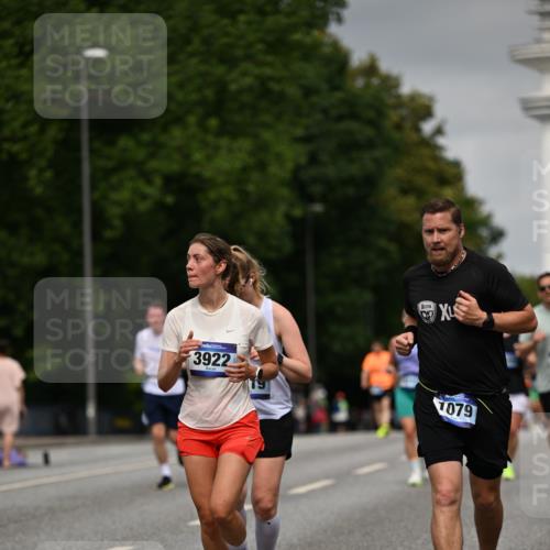 29.06.2025 - hella hamburg halbmarathon Dr. Thomas Lammeyer http://msf.ph/oto/8206577 29.06.2025 10:12:06 Kennedybrücke 1079, 1173, 1427, 2032, 3328, 3922, 4228, 4864, 5347, 5899, 6100, 7019, 7476, 9338 meine-sportfotos.de