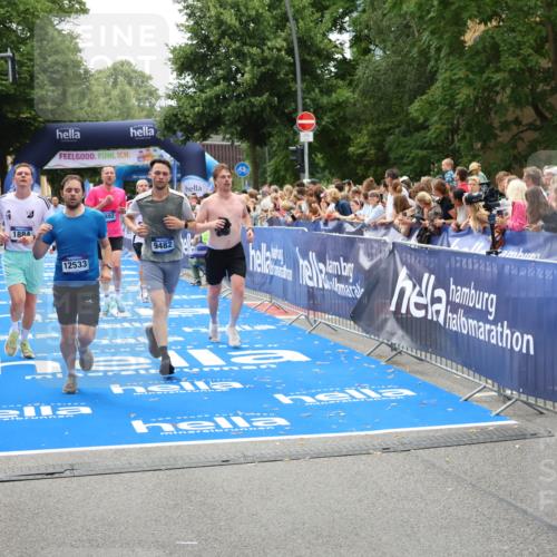 29.06.2025 - hella hamburg halbmarathon Zöllner http://msf.ph/oto/8206597 29.06.2025 10:48:53 Ziel 1094, 1884, 1892, 9482, 9661, 11519, 12421, 12533, 13009, 13976, 15309, 16653, 17007, 18873 meine-sportfotos.de