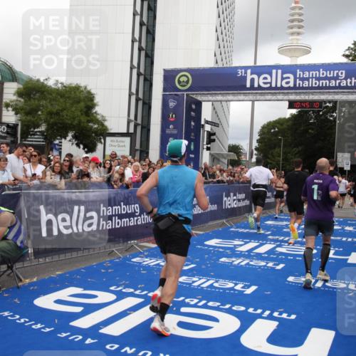 29.06.2025 - hella hamburg halbmarathon Michael Strokosch http://msf.ph/oto/8206600 29.06.2025 10:45:09 Ziel 1171, 2270, 3917, 4997, 6266, 7709, 7843, 9302, 9710, 10313, 10741, 11688, 13919, 15334, 15365, 16685, 16689, 17381 meine-sportfotos.de