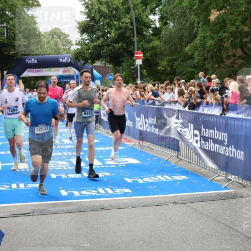 29.06.2025 - hella hamburg halbmarathon Zöllner http://msf.ph/oto/8206612 29.06.2025 10:48:54 Ziel 1884, 1892, 7067, 9482, 9661, 11519, 12421, 12533, 13009, 13976, 15309, 16653, 17007, 18873 meine-sportfotos.de