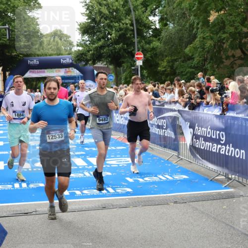 29.06.2025 - hella hamburg halbmarathon Zöllner http://msf.ph/oto/8206621 29.06.2025 10:48:54 Ziel 1884, 1892, 7067, 9482, 9661, 11519, 12421, 12533, 13009, 13976, 15309, 16653, 17007, 18873 meine-sportfotos.de
