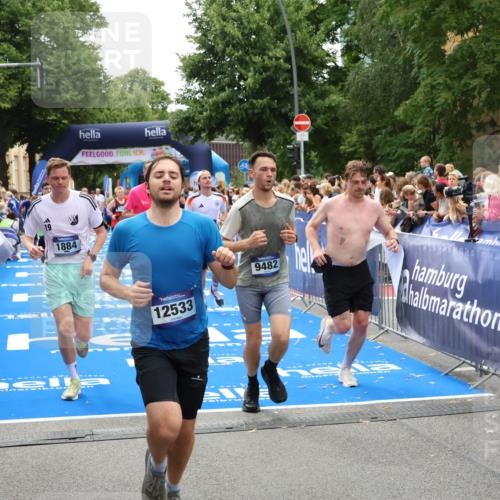 29.06.2025 - hella hamburg halbmarathon Zöllner http://msf.ph/oto/8206670 29.06.2025 10:48:54 Ziel 1884, 1892, 7067, 9482, 9661, 11519, 12421, 12533, 13009, 13976, 15309, 16653, 17007, 18873 meine-sportfotos.de
