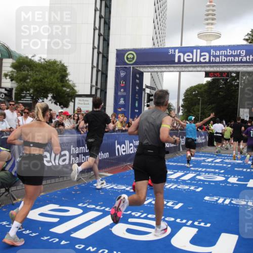 29.06.2025 - hella hamburg halbmarathon Michael Strokosch http://msf.ph/oto/8206710 29.06.2025 10:45:11 Ziel 2270, 3917, 4997, 6266, 6575, 6819, 7087, 7709, 7843, 9302, 9710, 10313, 10741, 11688, 13919, 15334, 15365, 16685, 16689, 17120, 17960, 18346, 18718 meine-sportfotos.de