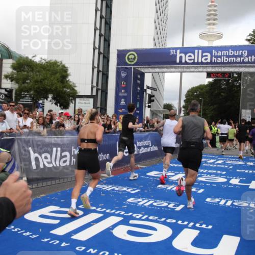 29.06.2025 - hella hamburg halbmarathon Michael Strokosch http://msf.ph/oto/8206720 29.06.2025 10:45:11 Ziel 2270, 3917, 4997, 6266, 6575, 6819, 7087, 7709, 7843, 9302, 9710, 10313, 10741, 11688, 13919, 15334, 15365, 16685, 16689, 17120, 17960, 18346, 18718 meine-sportfotos.de