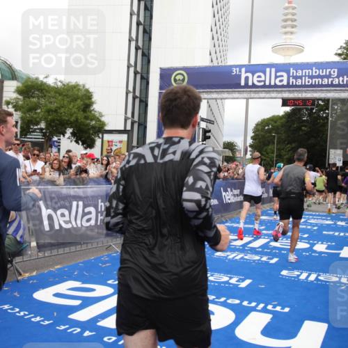 29.06.2025 - hella hamburg halbmarathon Michael Strokosch http://msf.ph/oto/8206729 29.06.2025 10:45:11 Ziel 2270, 3917, 4997, 6266, 6575, 6819, 7087, 7709, 7843, 9302, 9710, 10313, 10741, 11688, 13919, 15334, 15365, 16685, 16689, 17120, 17960, 18346, 18718 meine-sportfotos.de