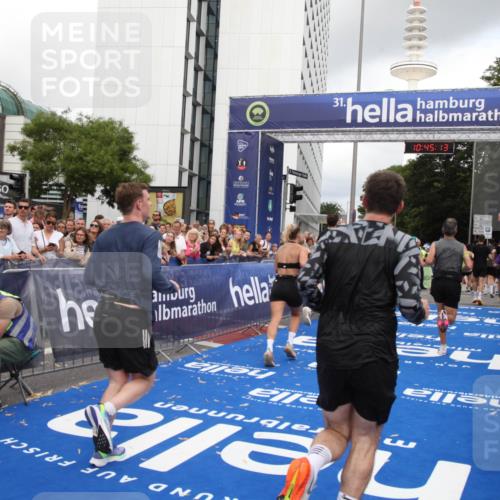 29.06.2025 - hella hamburg halbmarathon Michael Strokosch http://msf.ph/oto/8206738 29.06.2025 10:45:12 Ziel 2270, 3917, 4997, 6266, 6575, 6819, 7087, 7709, 9302, 9710, 10313, 10741, 11688, 13919, 15365, 15651, 16685, 16689, 17120, 17960, 18346, 18718 meine-sportfotos.de