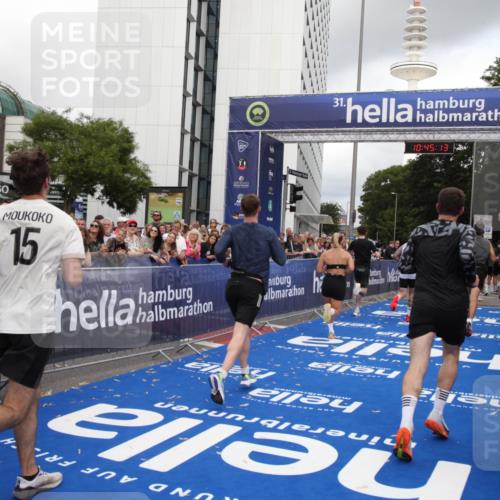 29.06.2025 - hella hamburg halbmarathon Michael Strokosch http://msf.ph/oto/8206745 29.06.2025 10:45:12 Ziel 2270, 3917, 4997, 6266, 6575, 6819, 7087, 7709, 9302, 9710, 10313, 10741, 11688, 13919, 15365, 15651, 16685, 16689, 17120, 17960, 18346, 18718 meine-sportfotos.de