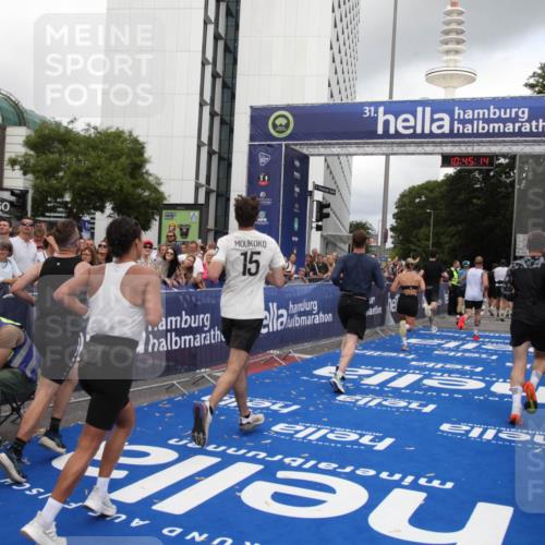 29.06.2025 - hella hamburg halbmarathon Michael Strokosch http://msf.ph/oto/8206762 29.06.2025 10:45:13 Ziel 2270, 3917, 4997, 6375, 6575, 6819, 7087, 9302, 9710, 10313, 10741, 13919, 15365, 15651, 16685, 16689, 17120, 17960, 18346, 18718 meine-sportfotos.de