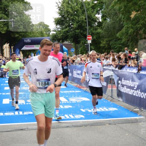 29.06.2025 - hella hamburg halbmarathon Zöllner http://msf.ph/oto/8206782 29.06.2025 10:48:56 Ziel 1892, 3213, 7067, 9661, 12421, 12534, 13009, 13976, 15309, 16653, 17007, 18873 meine-sportfotos.de