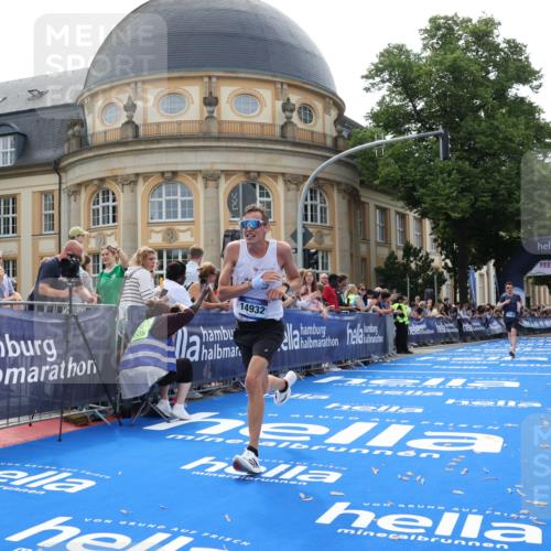 29.06.2025 - hella hamburg halbmarathon Strokosch-Dieckow http://msf.ph/oto/8206794 29.06.2025 10:17:55 Ziel 14932, 15166, 19072 meine-sportfotos.de