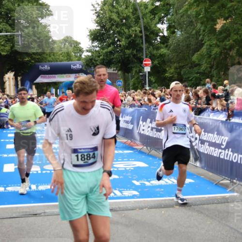 29.06.2025 - hella hamburg halbmarathon Zöllner http://msf.ph/oto/8206799 29.06.2025 10:48:56 Ziel 1892, 3213, 7067, 9661, 12421, 12534, 13009, 13976, 15309, 16653, 17007, 18873 meine-sportfotos.de