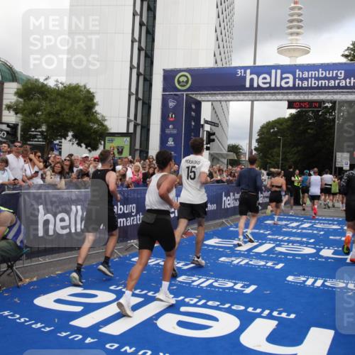 29.06.2025 - hella hamburg halbmarathon Michael Strokosch http://msf.ph/oto/8206811 29.06.2025 10:45:13 Ziel 2270, 3917, 4997, 6375, 6575, 6819, 7087, 9302, 9710, 10313, 10741, 13919, 15365, 15651, 16685, 16689, 17120, 17960, 18346, 18718 meine-sportfotos.de