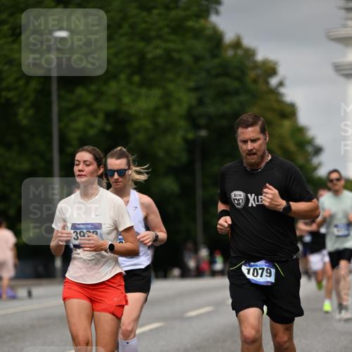 29.06.2025 - hella hamburg halbmarathon Dr. Thomas Lammeyer http://msf.ph/oto/8206825 29.06.2025 10:12:06 Kennedybrücke 1079, 1173, 1427, 2032, 3328, 3922, 4228, 4864, 5347, 5899, 6100, 7019, 7476, 9338 meine-sportfotos.de