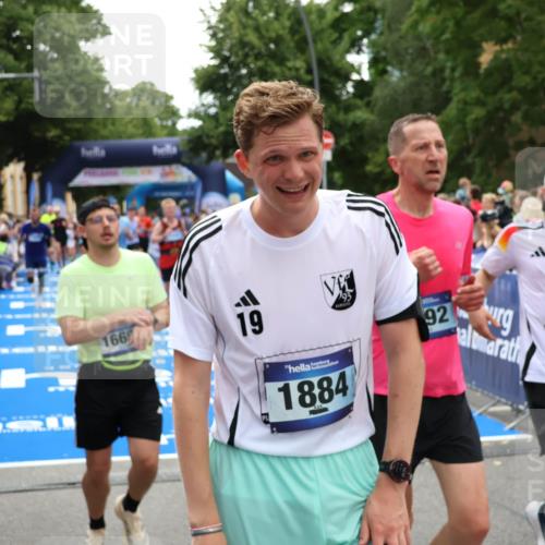 29.06.2025 - hella hamburg halbmarathon Zöllner http://msf.ph/oto/8206880 29.06.2025 10:48:57 Ziel 2260, 3213, 3985, 7067, 8889, 9661, 12421, 12534, 13009, 13183, 13976, 15309, 16653, 18873 meine-sportfotos.de