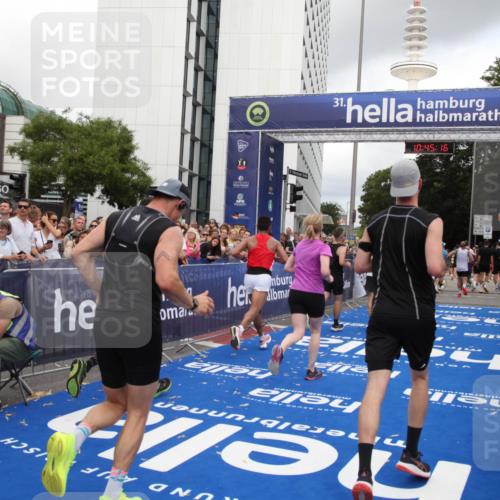 29.06.2025 - hella hamburg halbmarathon Michael Strokosch http://msf.ph/oto/8206903 29.06.2025 10:45:15 Ziel 2270, 4997, 6054, 6375, 6575, 6819, 7087, 9302, 10313, 12783, 15365, 15636, 15651, 15760, 16513, 16685, 16689, 17120, 17960, 18346, 18718 meine-sportfotos.de