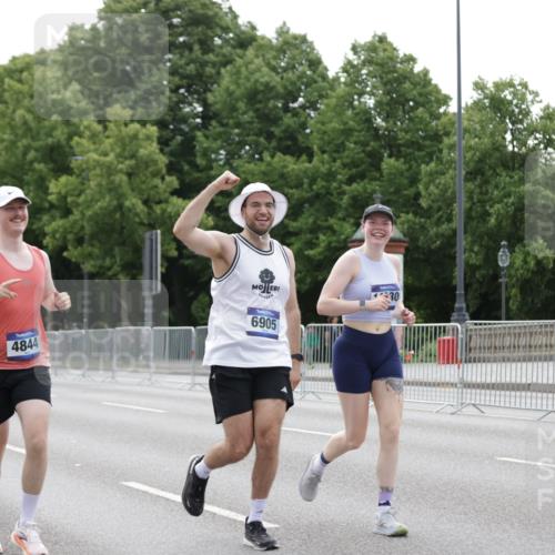 29.06.2025 - hella hamburg halbmarathon Jannik Wohlers http://msf.ph/oto/8206914 29.06.2025 10:26:05 Lombardsbrücke 1300, 4267, 4268, 4315, 4844, 6905, 7929, 8079, 8357, 8942, 12126, 13264, 14930, 15807, 17712, 18087 meine-sportfotos.de