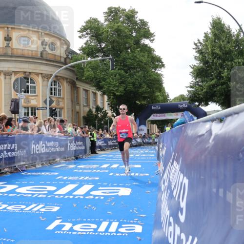 29.06.2025 - hella hamburg halbmarathon Strokosch-Dieckow http://msf.ph/oto/8206920 29.06.2025 10:18:04 Ziel 17786, 19072 meine-sportfotos.de