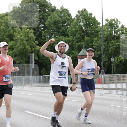 29.06.2025 - hella hamburg halbmarathon Jannik Wohlers http://msf.ph/oto/8206935 29.06.2025 10:26:06 Lombardsbrücke 1300, 2643, 4267, 4268, 4315, 4844, 6905, 7929, 8079, 8357, 8942, 11270, 12126, 13264, 14930, 15807, 17712, 18087 meine-sportfotos.de