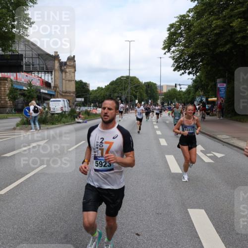 29.06.2025 - hella hamburg halbmarathon Yannick Fuchs http://msf.ph/oto/8206940 29.06.2025 10:32:14 20KM 1290, 1505, 2196, 2404, 3790, 5042, 5791, 5923, 6047, 6458, 9017, 9944, 10190, 10451, 10922, 11106, 11423, 12739, 12900, 13148, 13372, 13595, 15410, 15888, 16992, 17137, 17726, 18103, 18159, 18193, 18216, 18357, 18986 meine-sportfotos.de