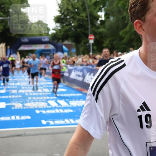 29.06.2025 - hella hamburg halbmarathon Zöllner http://msf.ph/oto/8206959 29.06.2025 10:48:58 Ziel 1381, 1452, 2260, 3213, 3985, 7067, 8889, 9661, 12421, 12534, 13009, 13183, 13976, 15309, 18873 meine-sportfotos.de