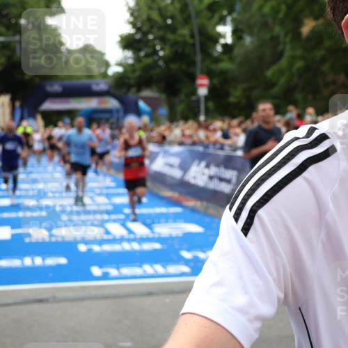 29.06.2025 - hella hamburg halbmarathon Zöllner http://msf.ph/oto/8206968 29.06.2025 10:48:58 Ziel 1381, 1452, 2260, 3213, 3985, 7067, 8889, 9661, 12421, 12534, 13009, 13183, 13976, 15309, 18873 meine-sportfotos.de