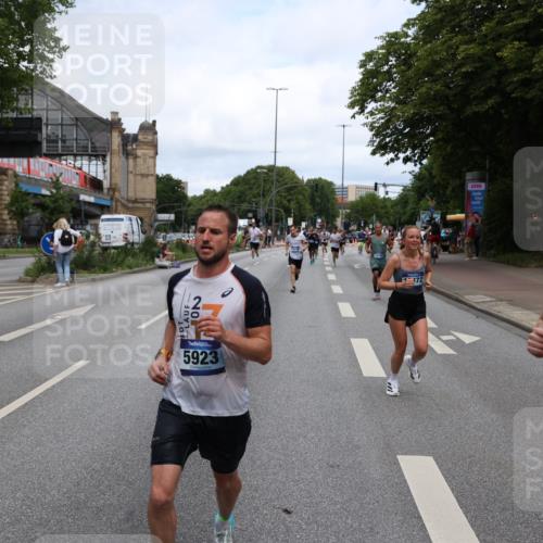 29.06.2025 - hella hamburg halbmarathon Yannick Fuchs http://msf.ph/oto/8207021 29.06.2025 10:32:15 20KM 1290, 1505, 2196, 2404, 3480, 3790, 5042, 5791, 5923, 6047, 6458, 9017, 9944, 10190, 10451, 10922, 11106, 11423, 12739, 12900, 13148, 13372, 13595, 15410, 15888, 16992, 17726, 18103, 18193, 18216, 18357, 18986 meine-sportfotos.de