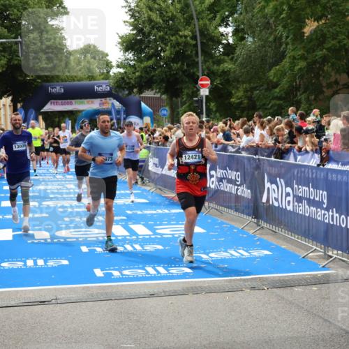 29.06.2025 - hella hamburg halbmarathon Zöllner http://msf.ph/oto/8207033 29.06.2025 10:48:59 Ziel 1381, 1452, 2260, 3213, 3985, 7067, 8889, 9661, 9695, 12421, 12534, 13009, 13183, 13688, 13976, 18873 meine-sportfotos.de