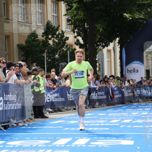 29.06.2025 - hella hamburg halbmarathon Strokosch-Dieckow http://msf.ph/oto/8207037 29.06.2025 10:18:10 Ziel 17786 meine-sportfotos.de