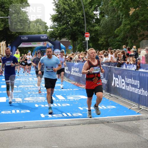 29.06.2025 - hella hamburg halbmarathon Zöllner http://msf.ph/oto/8207042 29.06.2025 10:49:00 Ziel 1381, 1452, 2260, 3213, 3985, 7067, 8821, 8889, 9661, 9695, 12421, 12534, 13009, 13183, 13688, 13976, 18873 meine-sportfotos.de