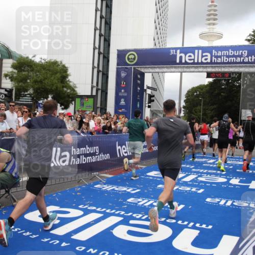 29.06.2025 - hella hamburg halbmarathon Michael Strokosch http://msf.ph/oto/8207045 29.06.2025 10:45:17 Ziel 2188, 2270, 6054, 6375, 6575, 6819, 7087, 9302, 10064, 12783, 15563, 15636, 15651, 15741, 15760, 16513, 16685, 16689, 17120, 17960, 18346, 18718 meine-sportfotos.de