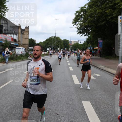 29.06.2025 - hella hamburg halbmarathon Yannick Fuchs http://msf.ph/oto/8207052 29.06.2025 10:32:15 20KM 1290, 1505, 2196, 2404, 3480, 3790, 5042, 5791, 5923, 6047, 6458, 9017, 9944, 10190, 10451, 10922, 11106, 11423, 12739, 12900, 13148, 13372, 13595, 15410, 15888, 16992, 17726, 18103, 18193, 18216, 18357, 18986 meine-sportfotos.de