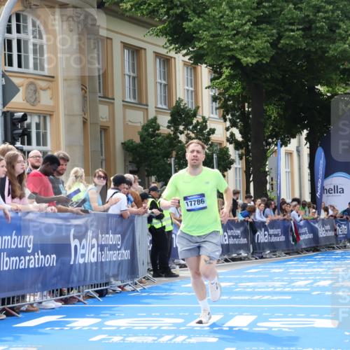 29.06.2025 - hella hamburg halbmarathon Strokosch-Dieckow http://msf.ph/oto/8207062 29.06.2025 10:18:11 Ziel 17786 meine-sportfotos.de