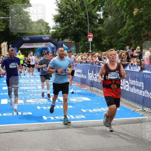 29.06.2025 - hella hamburg halbmarathon Zöllner http://msf.ph/oto/8207069 29.06.2025 10:49:00 Ziel 1381, 1452, 2260, 3213, 3985, 7067, 8821, 8889, 9661, 9695, 12421, 12534, 13009, 13183, 13688, 13976, 18873 meine-sportfotos.de